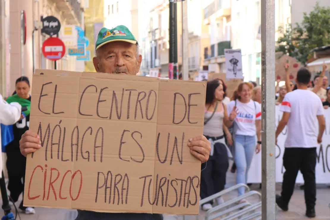 Un vecino sosteniendo una pancarta en la calle Carreter&iacute;a de M&aacute;laga, en una manifestaci&oacute;n por la vivienda / Universitas