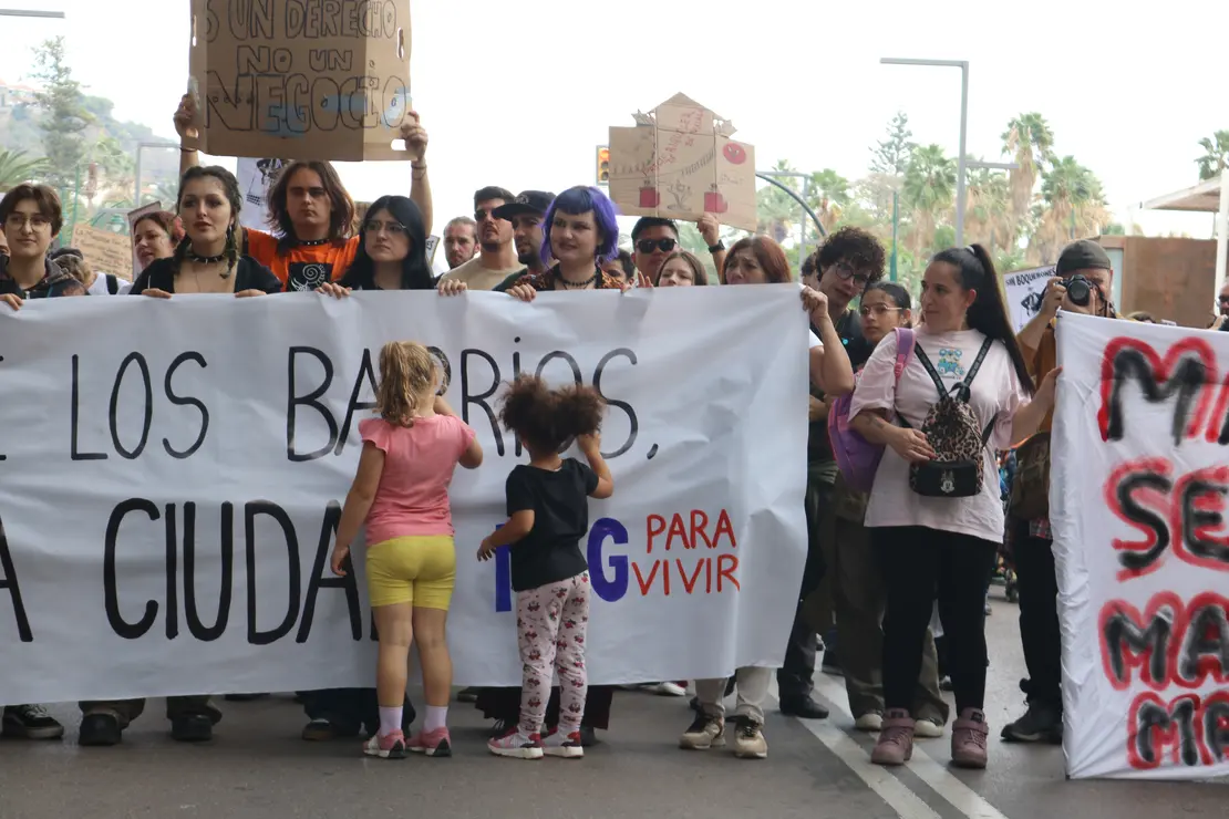 Unas ni&ntilde;as, repasando las letras de la pancarta / Pen&iacute;nsula