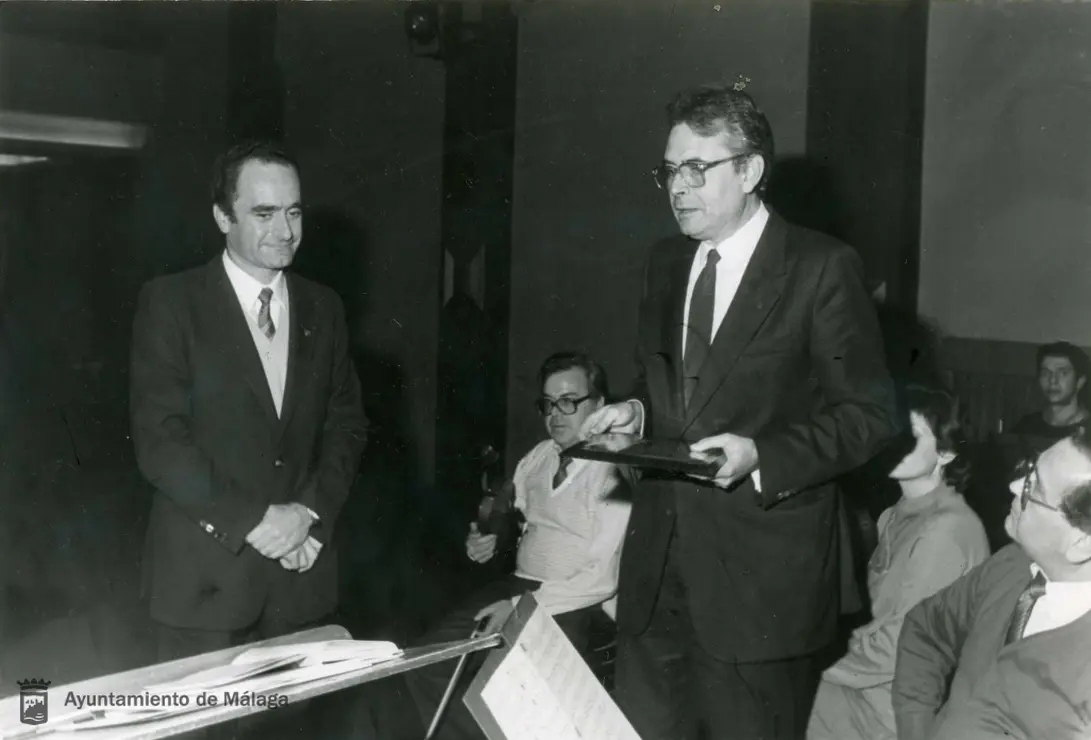Pedro Aparicio, entonces alcalde de M&aacute;laga, entrega a Francisco de la Torre una placa cuando era presidente de la Orquesta Sinf&oacute;nica de la ciudad (1985)