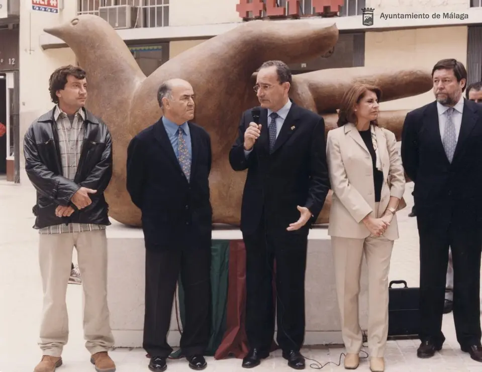 Inauguraci&oacute;n de la escultura urbana &ldquo;Paloma Quirom&aacute;ntica&rdquo;, del esculturor Jos&eacute; Seguri, en homenaje al escritor Rafael P&eacute;rez Estrada (2001)