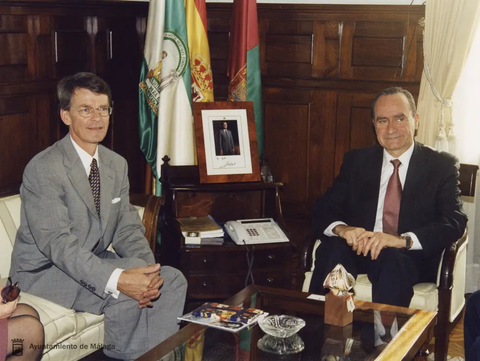Visita del embajador de Suecia. A la derecha de la foto, el Alcalde de M&aacute;laga Francisco de la Torre Prados (2001)
