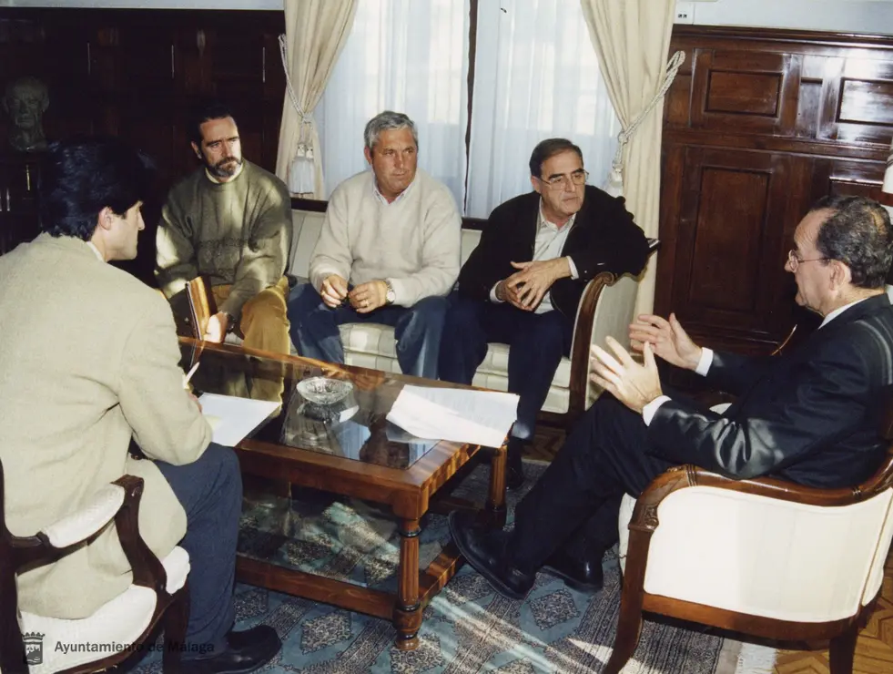 El alcalde de M&aacute;laga recibe la visita de la asociaci&oacute;n V&iacute;ctimas del Terrorismo, en plena actividad de ETA (2001)