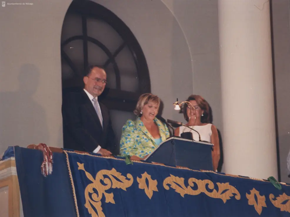 Preg&oacute;n de la Feria de Agosto. En la foto, de izquierda a derecha, el Alcalde Francisco de la Torre Prados, la periodista M&ordf; Teresa Campos y la Concejala Delegada de Cultura Ana Rico Terr&oacute;n (2001)