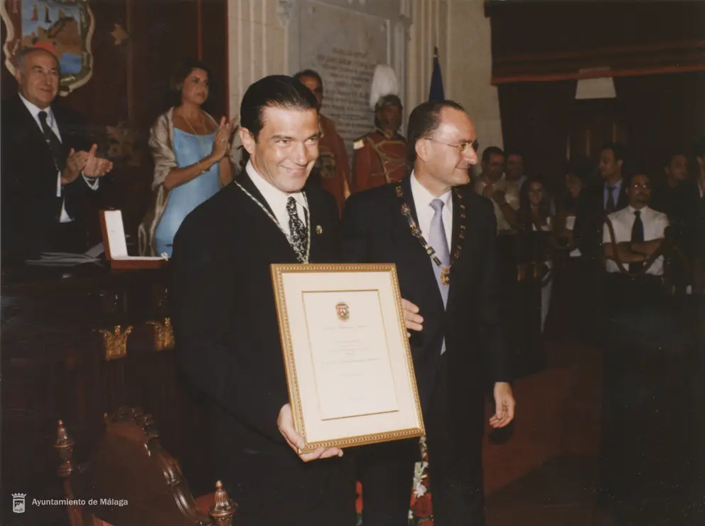 Nombramiento de Antonio Banderas como Hijo Predilecto de M&aacute;laga. A la derecha de la foto, el alcalde de M&aacute;laga Francisco de la Torre Prados, junto a &eacute;l, el actor (2001)