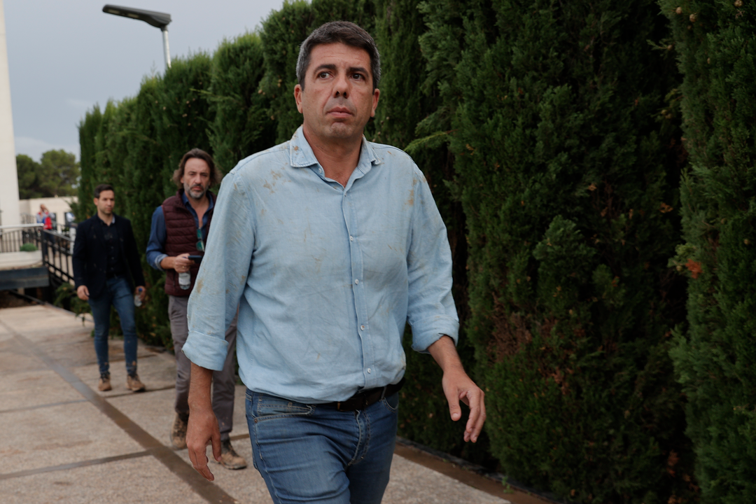 Carlos Maz&oacute;n, en el Centro de Emergencias de la Generalitat / Agencia EFE