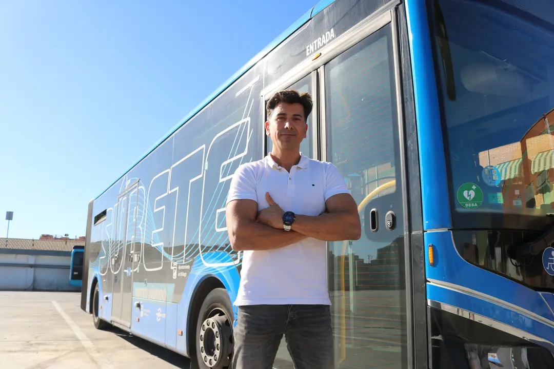 Javier Luque, en la cochera de la EMT / Pen&iacute;nsula
