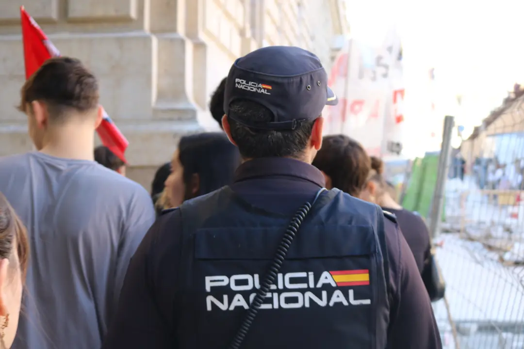 Un agente de Polic&iacute;a Nacional, en servicio / Universitas