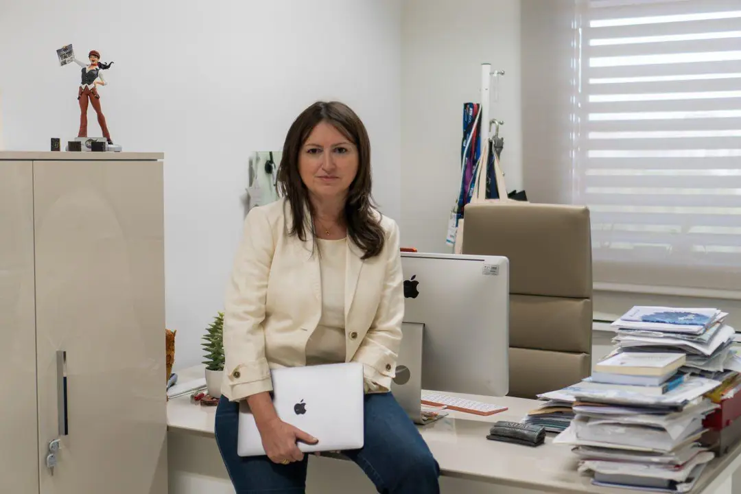Bella Palomo, sentada en la mesa de su despacho / Universitas