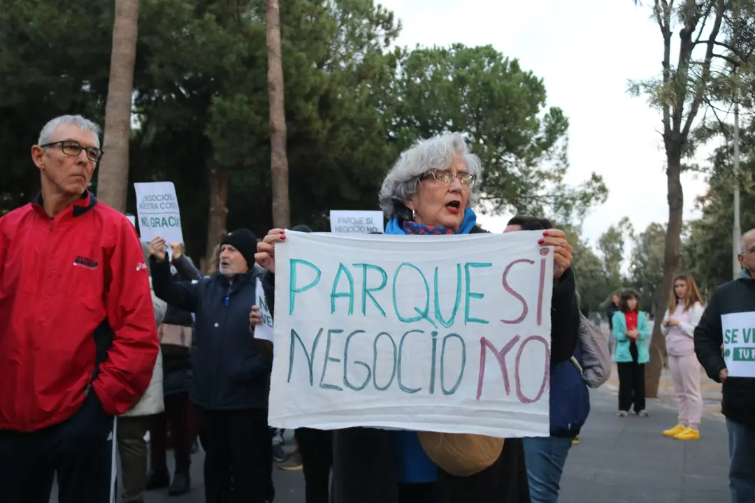 Una vecina sostiene una pancarta en la manifestaci&oacute;n de ayer domingo / Pen&iacute;nsula