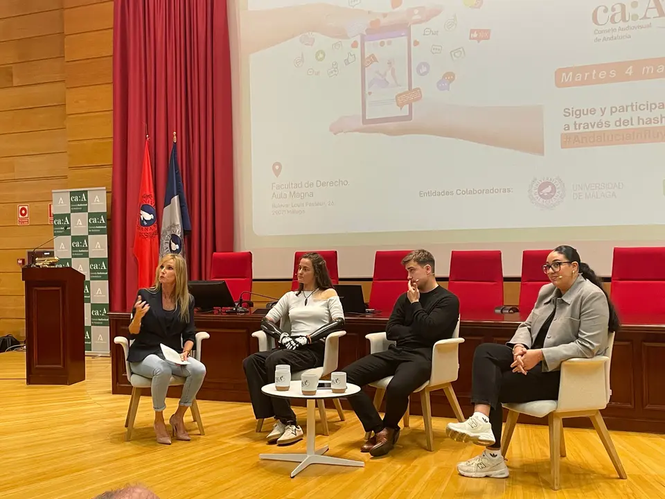 La periodista Bel&eacute;n Mart&iacute;n, junto a los influencers Sarah Almagro, Alejandro Ortega y Noelia Ruiz. / UNIVERSITAS