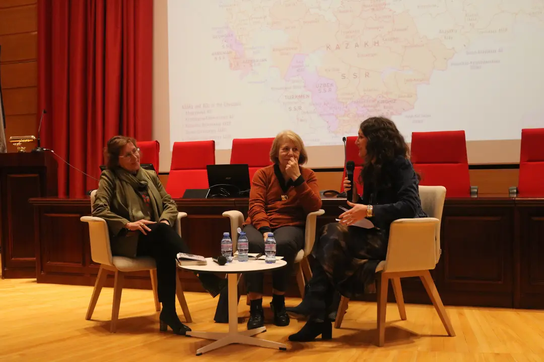 De izquierda a derecha: Mar&iacute;a Isabel Torres, vicedecana de la Facultad de Derecho; Pilar Bonet, periodista invitada; y Bella Palomo, decana de la Facultad de Ciencias de la Comunicaci&oacute;n / UMA
