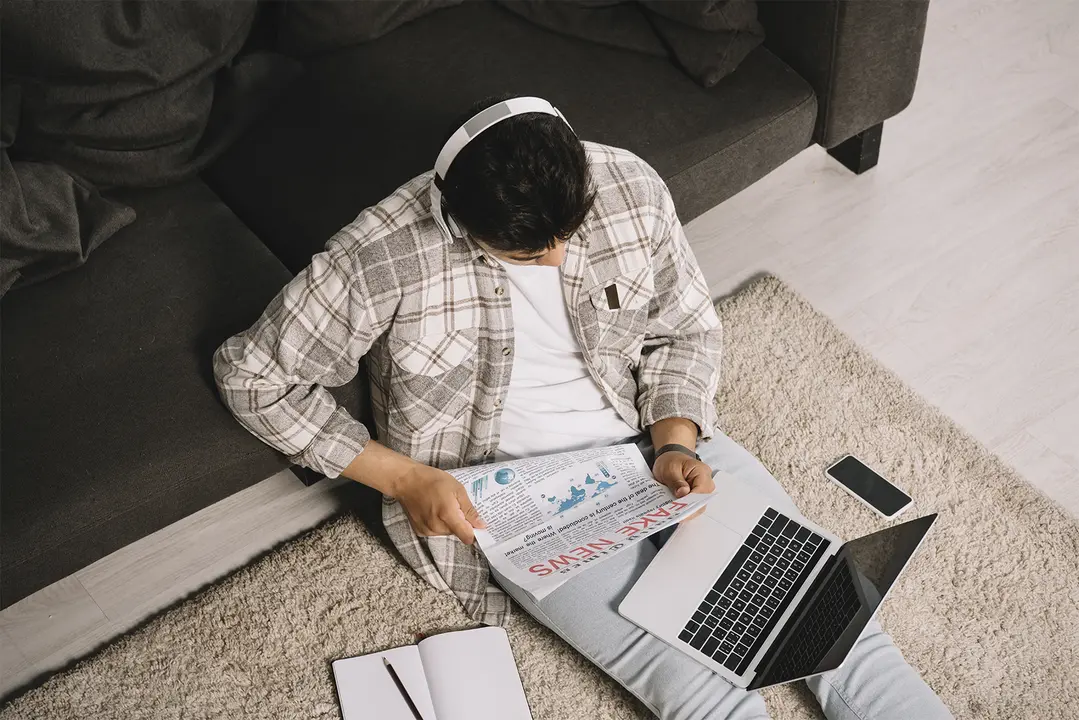 Un adolescente analizando noticias falsas / ENVATO ELEMENTS