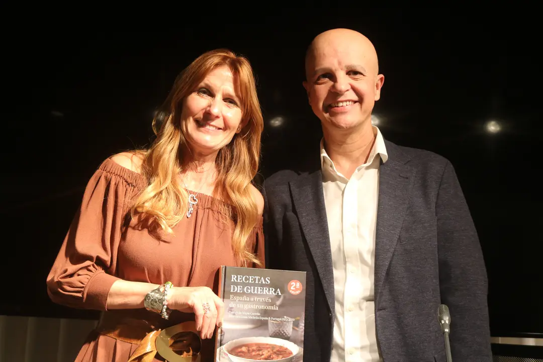 La autora del libro, Berta &Aacute;lvarez Acal, junto al periodista Agust&iacute;n Rivera / UNIVERSITAS