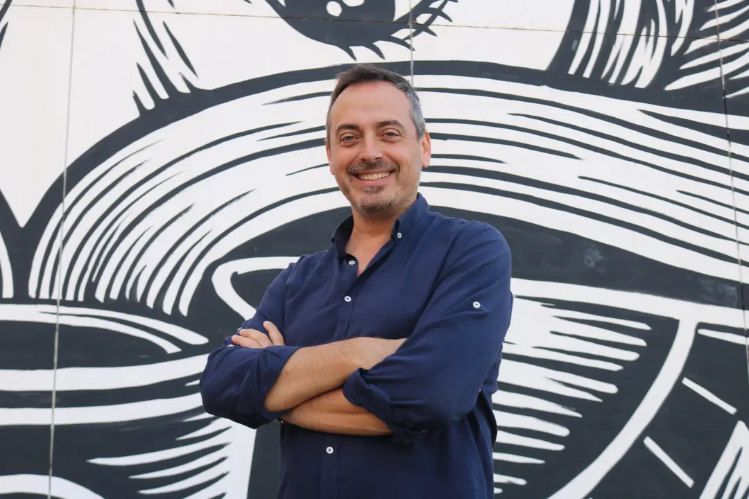 &Iacute;gor Rodr&iacute;guez-Iglesias, frente a la Facultad de Ciencias de la Comunicaci&oacute;n en la Universidad de M&aacute;laga / J.P.