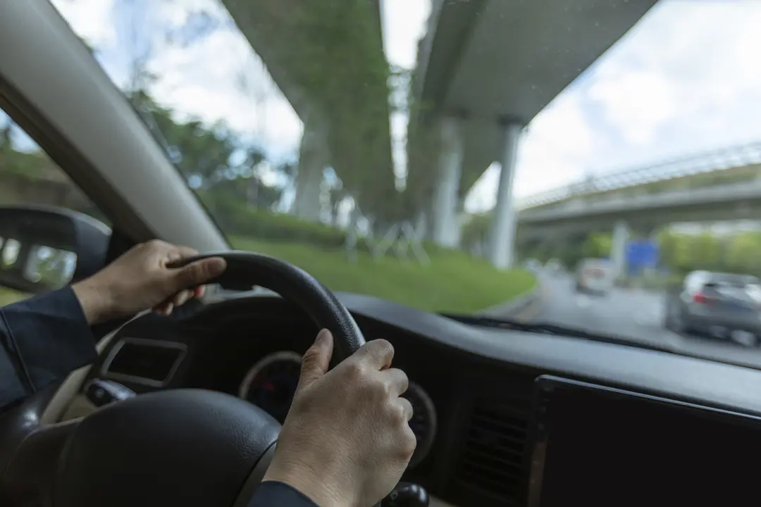 Un conductor al volante, en una imagen de archivo / Envato Elements