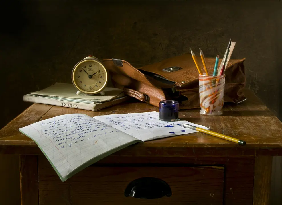 Imagen de un escritorio con un cuaderno abierto / Pexels