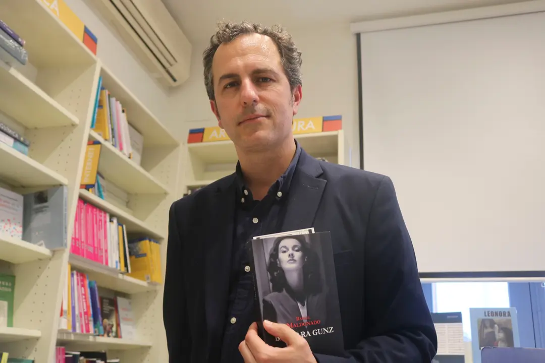 Rafael Maldonado, en la librer&iacute;a Proteo de M&aacute;laga / J.P.