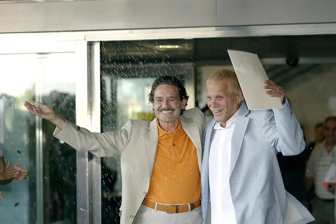 Primera Boda Gay en Espa&ntilde;a Carlos Baturin (Dcha) y Emilio Menendez (Izda) contraen matrimonio en el ayuntamiento de Tres Cantos