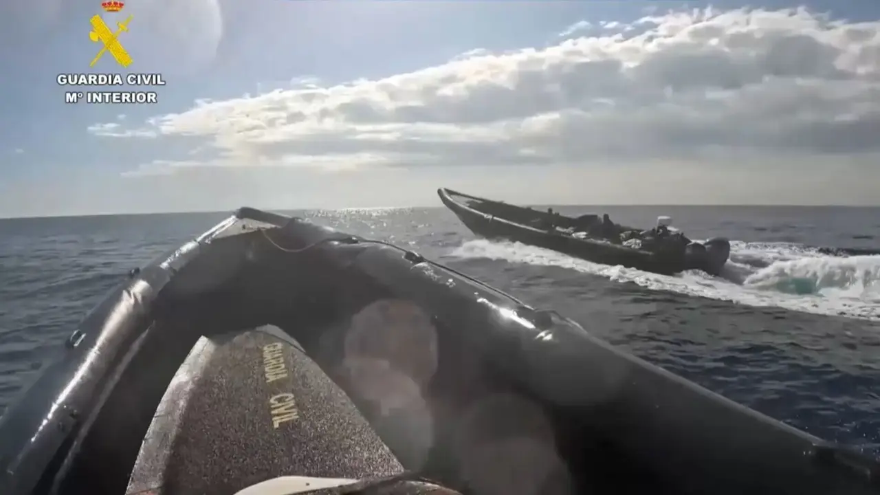 Una embarcaci&oacute;n en persecuci&oacute;n, en una imagen de archivo / Guardia Civil