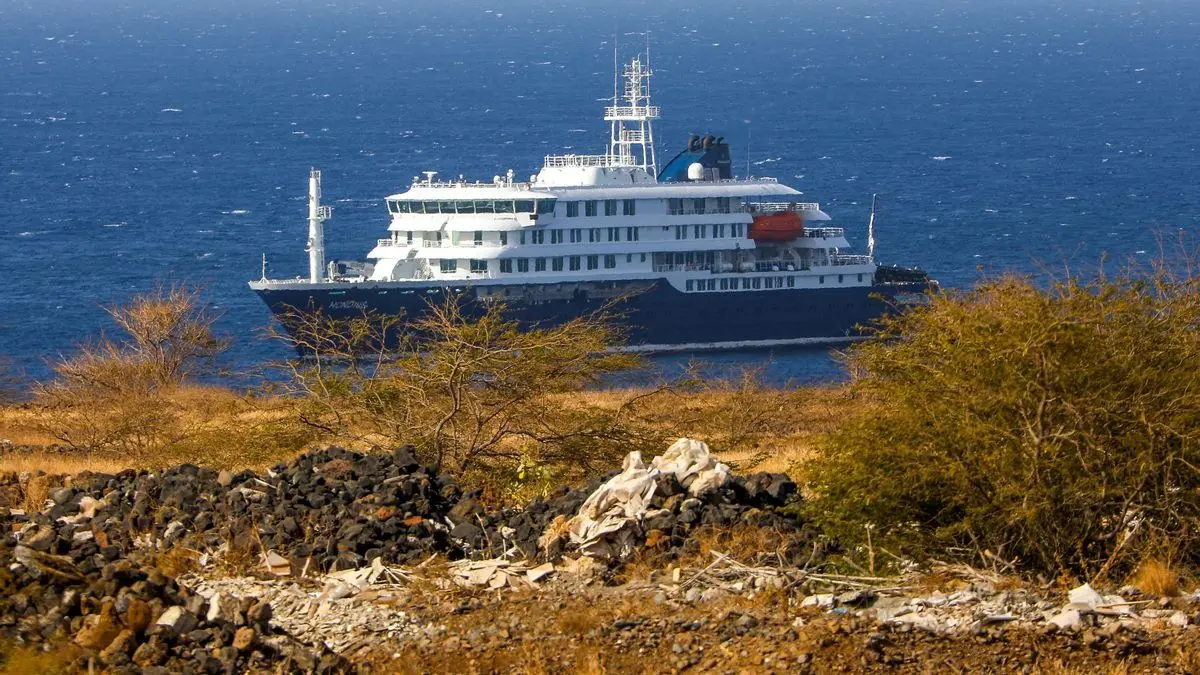 El crucero 'MV Hondius', en una imagen del pasado lunes / EFE | EPA (Elton Monteiro)