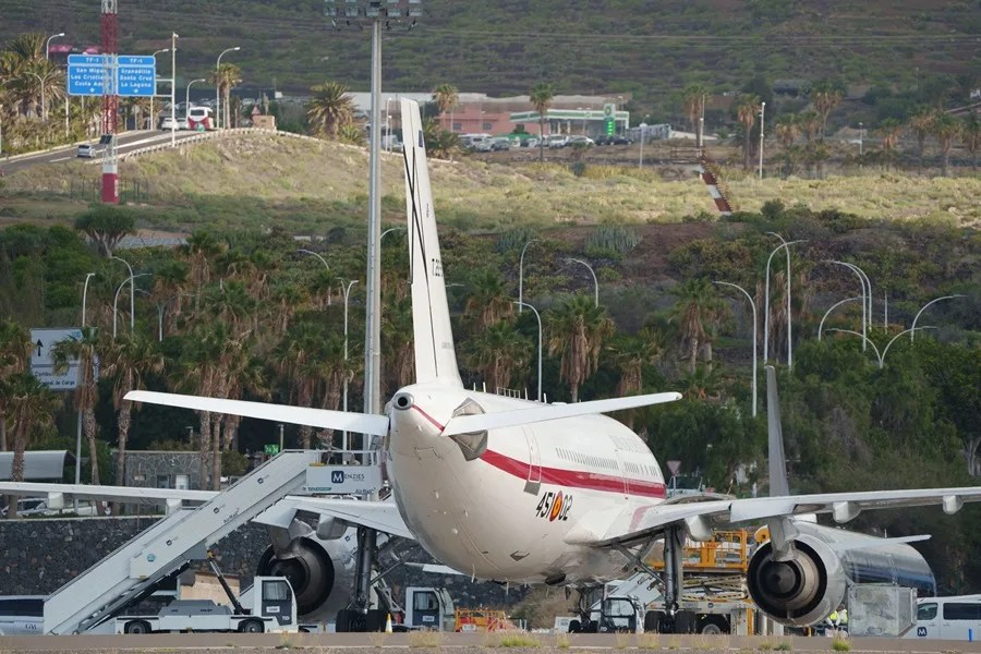 Uno de los aviones preparado para evacuar a los pasajeros del crucero, esperaba el domingo en una pista del aeropuerto de Tenerife Sur / EFE / Ram&oacute;n de la Rocha