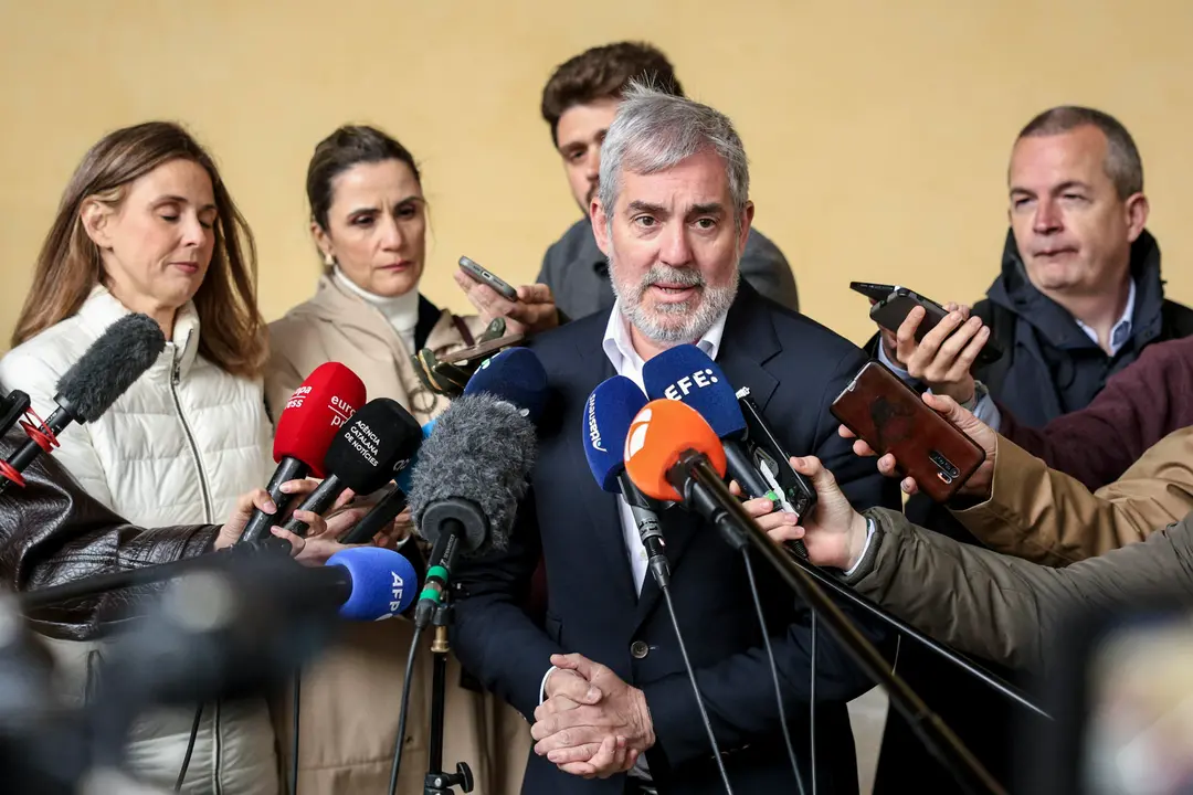 Fernando Clavijo, presidente de Canarias, en una declaraci&oacute;n ante los medios / EFE