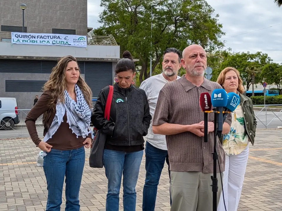 El 'n&uacute;mero uno' de Por Andaluc&iacute;a en M&aacute;laga, Ernesto Alba, acompa&ntilde;ado por la 'n&uacute;mero dos' de la coalici&oacute;n, Micaela Jim&eacute;nez, y el exeurodiputado de IU Manu Pineda / Samuel Saborido
