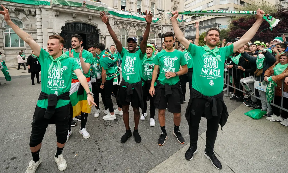 El Racing de Santander celebrando su ascenso a Segunda Divisi&oacute;n en 2022 en el Ayuntamiento / Racing de Santander