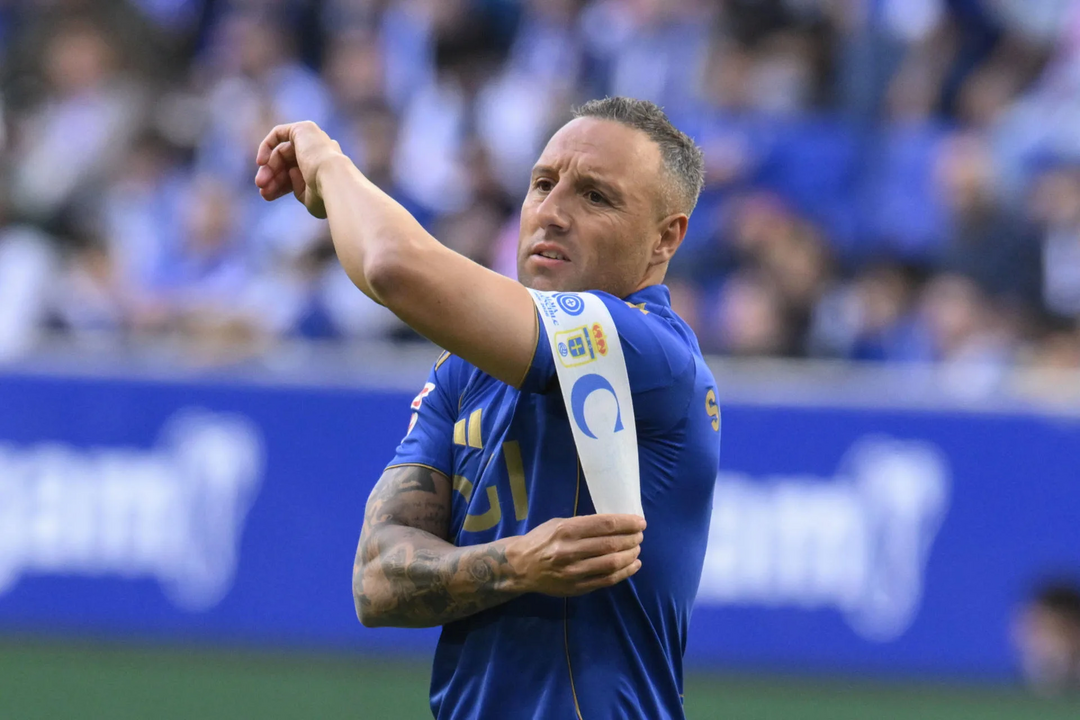 Santi Cazorla quit&aacute;ndose el brazalete de capit&aacute;n del Real Oviedo / EFE (Eloy Alonso)
