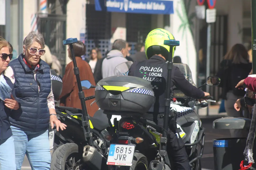 Un agente de la Polic&iacute;a Local de M&aacute;laga, en una imagen de archivo / Juanma Ponferrada