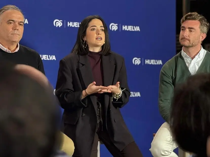 La presidenta de las NNGG de Andaluc&iacute;a, Mar&iacute;a Jes&uacute;s Carmona, acompa&ntilde;ada de compa&ntilde;eros de la organizaci&oacute;n en un acto en Huelva / NNGG Andaluc&iacute;a (Instagram)