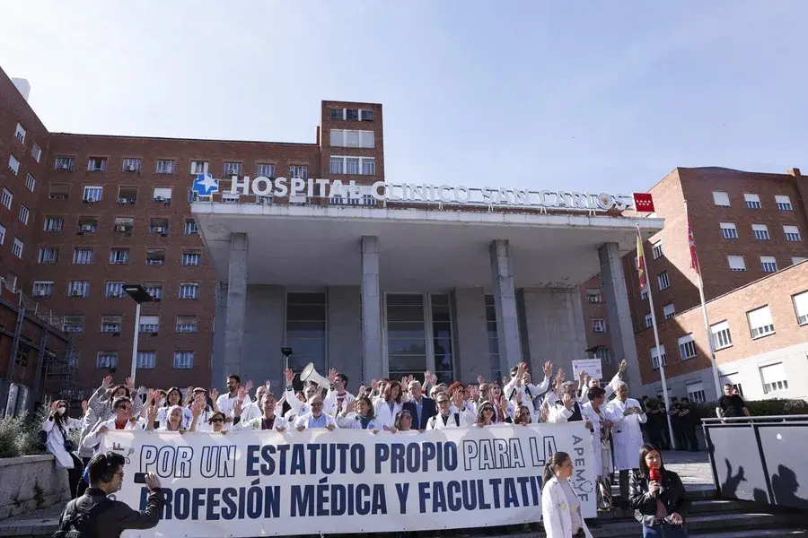 Concentraci&oacute;n de m&eacute;dicos que retoman la cuarta semana de huelga indefinida intermitente / EFE