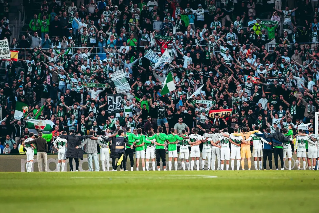 Los jugadores del Elche celebrando junto a su afici&oacute;n la victoria ante el Getafe / Elche CF v&iacute;a X