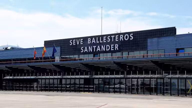 Aeropuerto Seve Ballesteros. / EFE