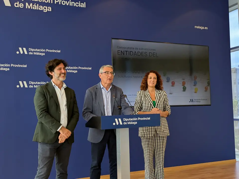 El presidente de la Diputaci&oacute;n de M&aacute;laga, Francisco Salado, junto a la vicepresidenta tercera, Antonia Ledesma, y el diputado provincial del Tercer Sector, Francisco Jos&eacute; Mart&iacute;n / Samuel Saborido