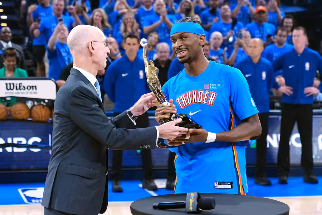 Shai Gilgeous-Alexander recibe el trofeo del MVP- La Nacion