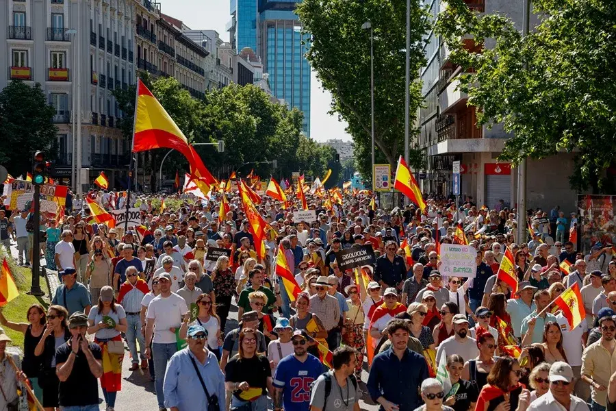 Vista general de la "marcha por la dignidad" para pedir la dimisi&oacute;n del presidente del Gobierno, Pedro S&aacute;nchez / EFE - Daniel Gonz&aacute;lez