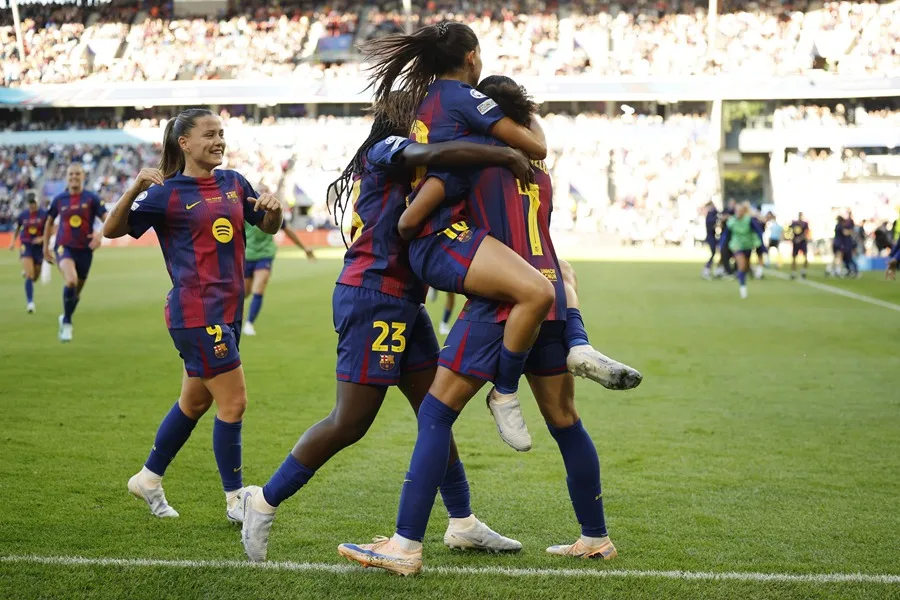 Las jugadoras del Bar&ccedil;a celebrando uno de los tantos en la final de la WCL