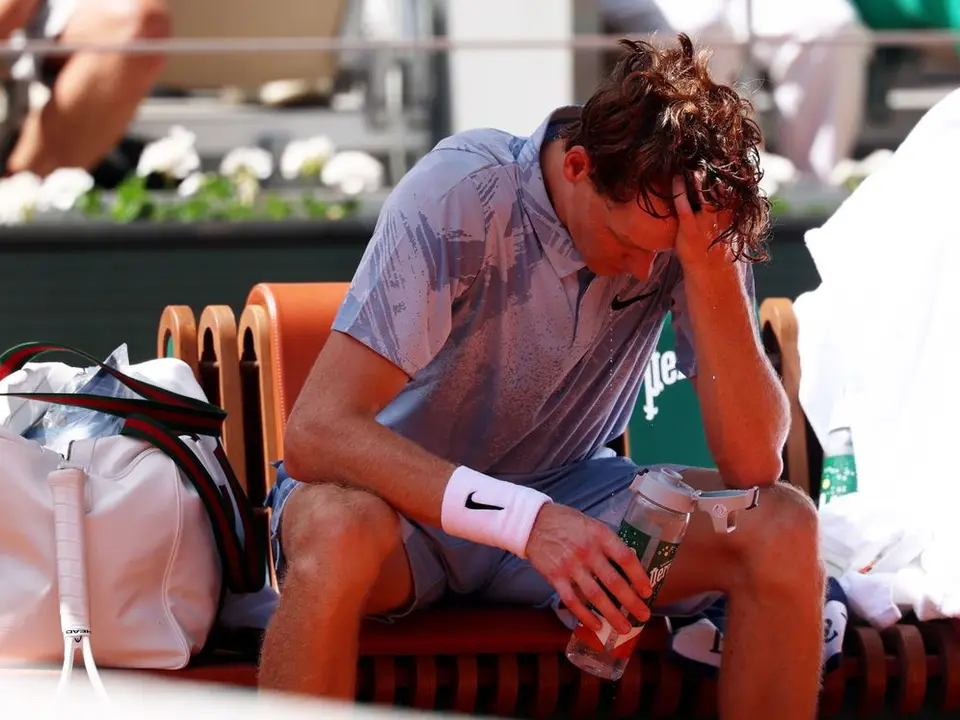 Sinner refresc&aacute;ndose en el partido ante Cer&uacute;ndolo en Roland Garros