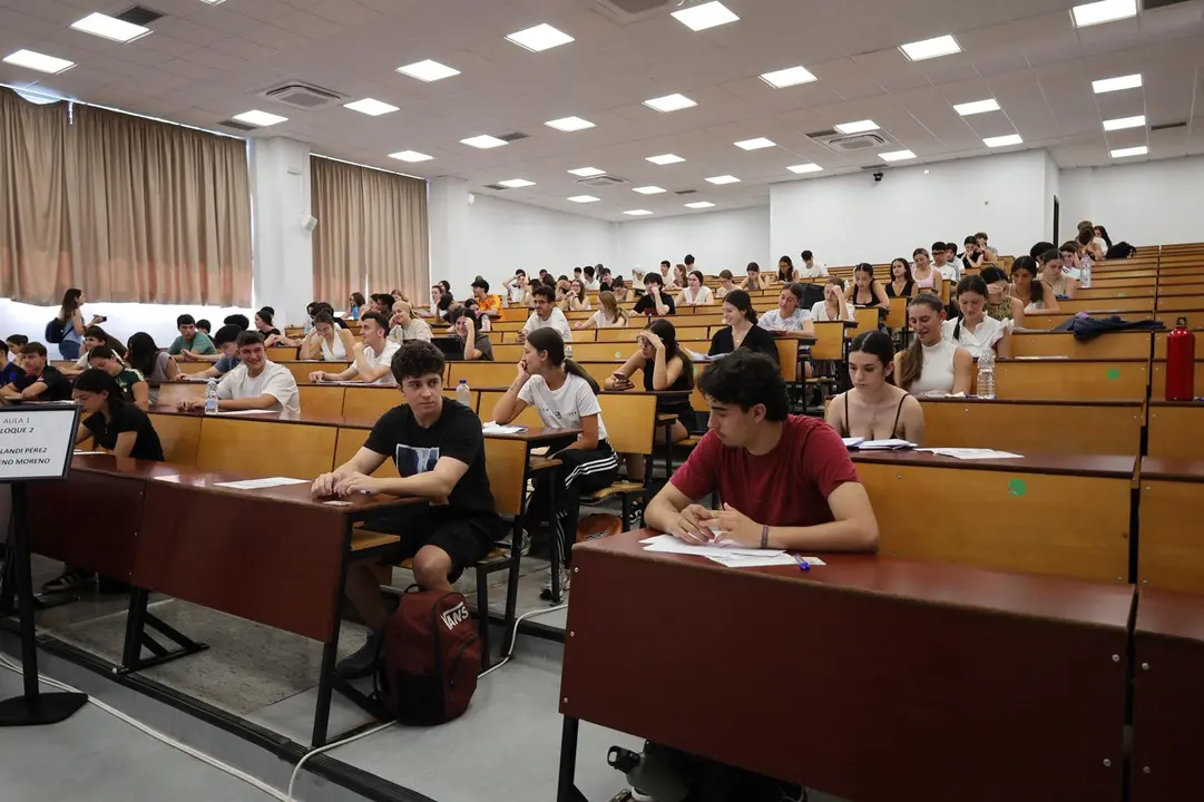 Estudiantes enfrent&aacute;ndose a la PAU este martes, en M&aacute;laga / Juanma Ponferrada