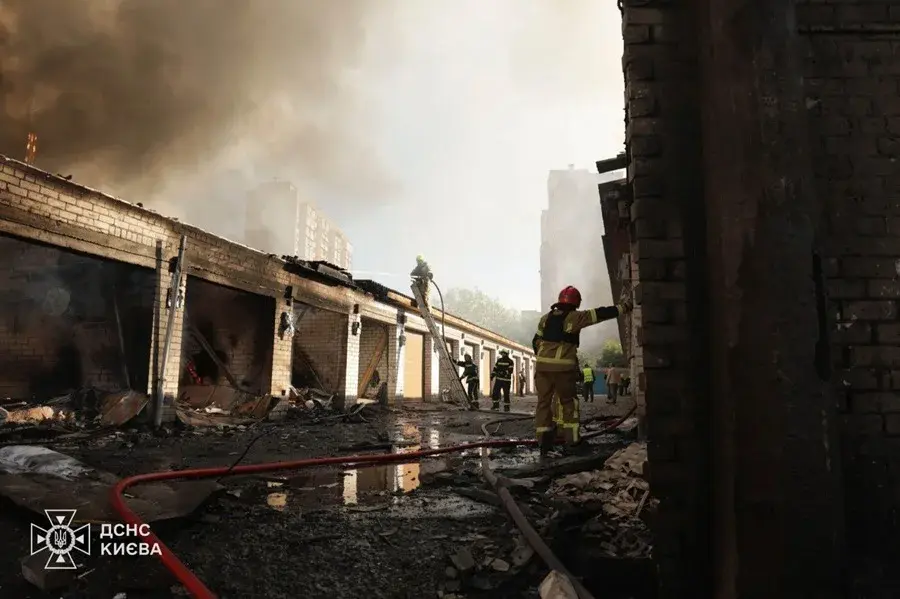 Bomberos apagando las llamas tras el ataque ruso en Kiev / EFE