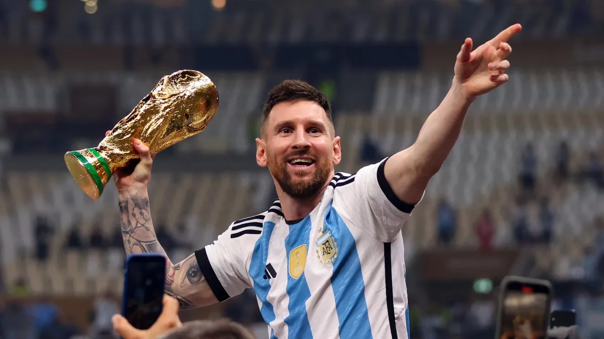 Messi con el trofeo del Mundial 2022