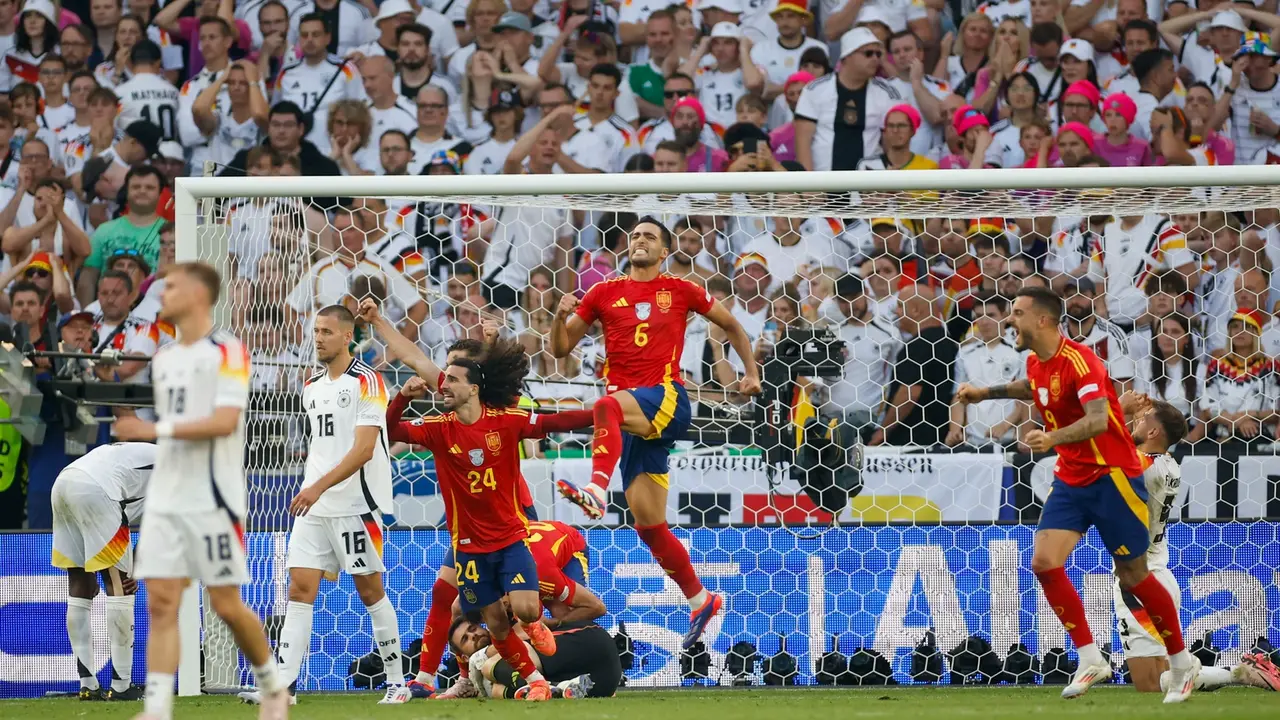 varios-jugadores-seleccion-espanola-celebran-pitido-final-espana-alemania-eurocopa-2-1_97