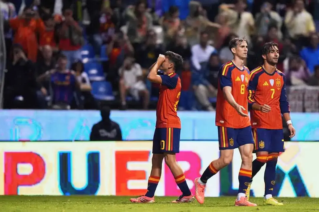Pedri celebrando el 0-2 ante Per&uacute;
