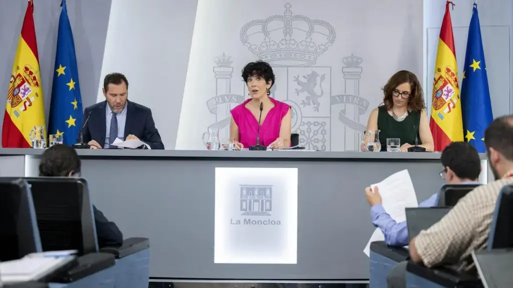La ministra de Inclusi&oacute;n, Seguridad Social y Migraciones y portavoz del Gobierno, Elma Saiz, el ministro de Transportes y Movilidad Sostenible, &Oacute;scar Puente, y la ministra de Sanidad, M&oacute;nica Garc&iacute;a, durante la rueda de prensa / EP