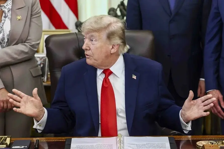 El presidente de Estados Unidos, Donald Trump, habla con los periodistas durante una ceremonia de firma celebrada en el Despacho Oval de la Casa Blanca. Agencia EFE / EPA / JIM LO SCALZO