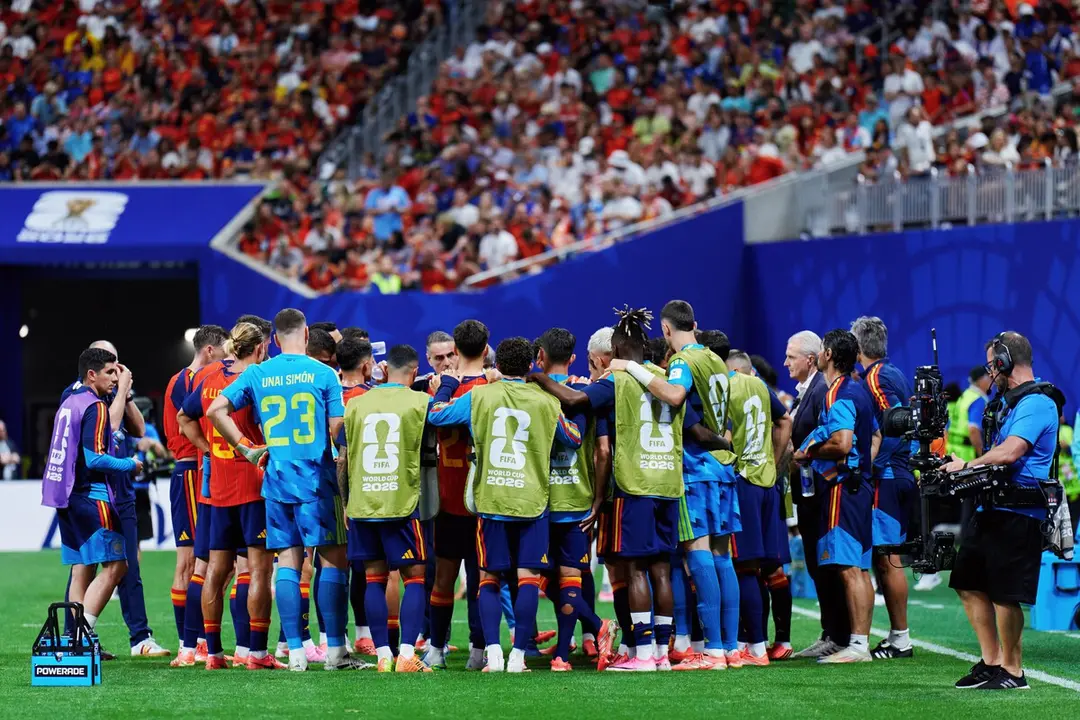 El equipo espa&ntilde;ol durante la pausa de hidrataci&oacute;n en su partido contra Cabo Verde / RRSS