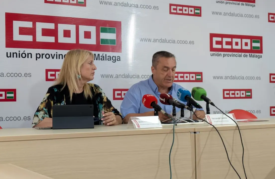 El secretario general de CCOO en M&aacute;laga, Fernando Cubillo, acompa&ntilde;ado por la responsable de empleo, Mar&iacute;a Jos&eacute; Prados, presenta el informe anual de contrataci&oacute;n en M&aacute;laga de 2025 / Samuel Saborido