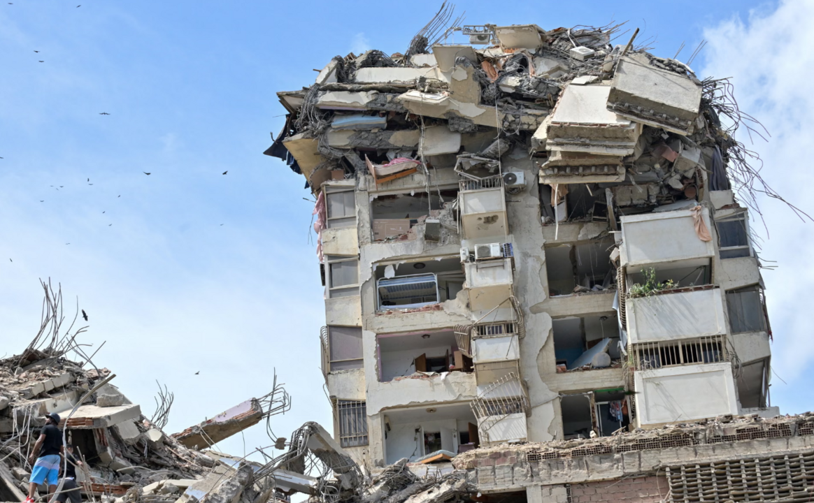 Un edificio del norte de Venezuela, derrumbado tras los terremotos / AFP