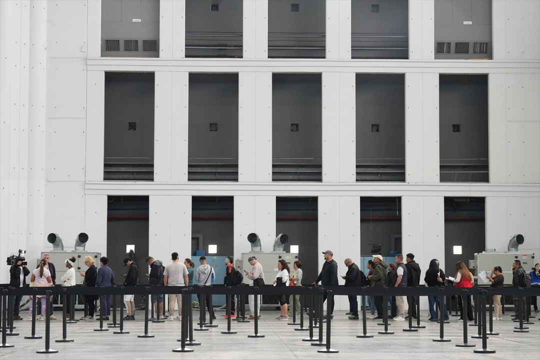 Colas de migrantes que esperan ser atendidos para el proceso de regularizaci&oacute;n | Europa Press